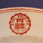 トアホテルで使われていたと思われる皿に描かれたロゴ