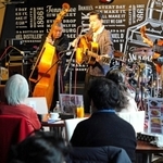 名曲の演奏で盛り上がったエルビス・プレスリーの生誕祭＝神戸市中央区東川崎町１、モズライトカフェ