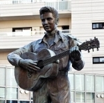 神戸・ハーバーランドに設置されているエルビス・プレスリーの銅像（資料写真）