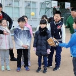 大谷翔平選手から寄贈されたグラブを手に、初めてのキャッチボールに挑戦する児童ら＝神戸市北区有馬町