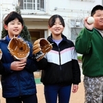 始業式の後、大谷翔平選手から寄贈されたグラブが児童らの手に渡った＝神戸市北区有馬町