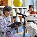 目に涙を浮かべながら詩を朗読する竹下景子さん（左）＝神戸市中央区加納町６、こども本の森神戸