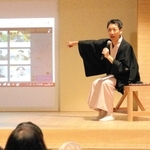 阪神・淡路大震災の記録映像とともに被災体験を語る桂福丸さん＝神戸新開地・喜楽館