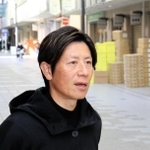 ２０回目の節目に総合司会に初めて挑戦する的場寛一さん＝神戸市長田区、大正筋商店街