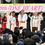 震災復興のイベントに登場し、観客に手を振る（手前右から）松村邦洋さん、掛布雅之さん、酒井法子さんら＝神戸市長田区二葉町、大正筋商店街（撮影・風斗雅博）