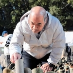 亡くなった母の宗ツルさんへ思いをはせる宗博和さん＝１７日午前１０時２０分、中央区加納町６、東遊園地