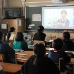 吉岡千恵美教諭の遺族が寄贈した「吉岡文庫」を紹介する学校司書の中西由利さん＝１７日午前８時４５分、東灘区本山南町４、福池小学校