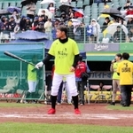 　劣勢の試合展開に真剣な表情で打席に入る鳥谷敬さん