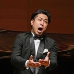 身振りとともに力強い歌声を披露する声楽の下林一也さん＝中央区東川崎町１（撮影・風斗雅博）