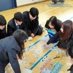 遊園地の維持費確保、人件費節約など、グループで話し合う＝県立神戸高塚高校