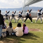芝生移設のセレモニーでは関西学院大チアリーダー部が駆け付け、演技を披露した＝舞子公園