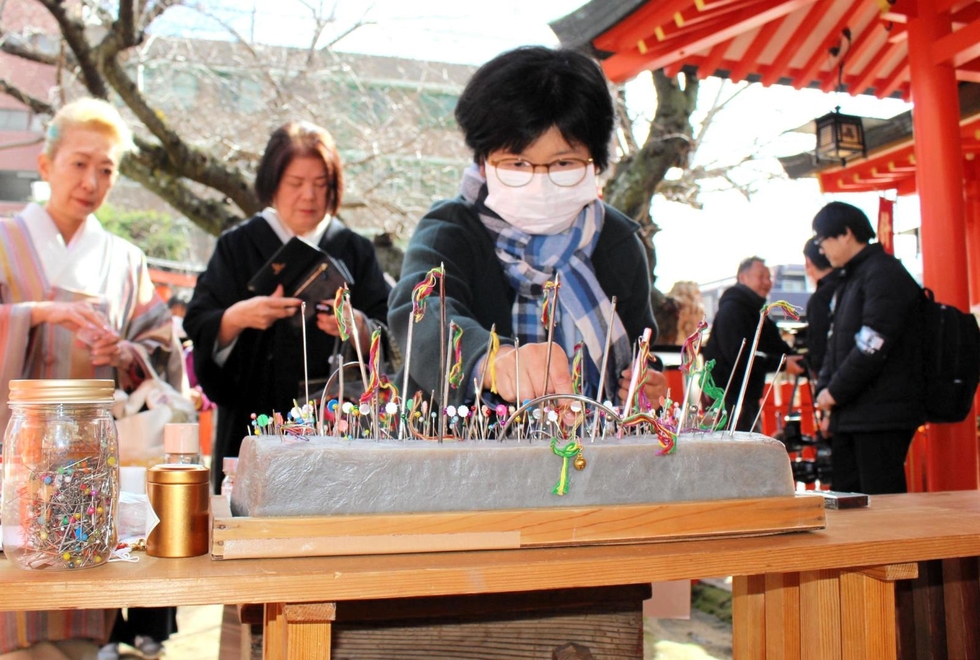 頑張ってくれた一本に感謝込め、こんにゃくに刺す 神戸・厳島神社で