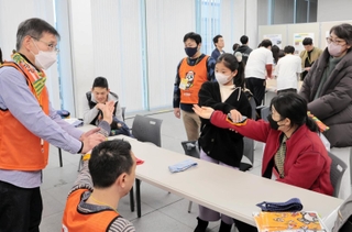 バンダナを使った手当てを学ぶ参加者ら＝神戸市中央区脇浜海岸通１