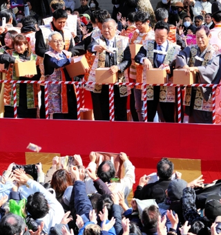 豆をまく掛布雅之さん（中央）ら＝神戸市中央区下山手通１