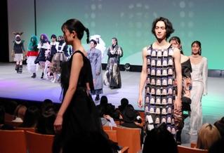目を引くデザインの洋服を身に着けてランウェーを歩くモデル＝神戸市中央区浪花町、神戸朝日ホール