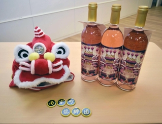 南京町春節祭に向けて開発されたオリジナルワインなどの限定商品＝神戸市役所