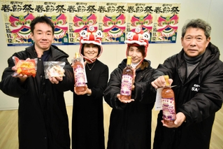 限定商品をＰＲする南京町春節祭実行委員会のメンバーら＝神戸市役所