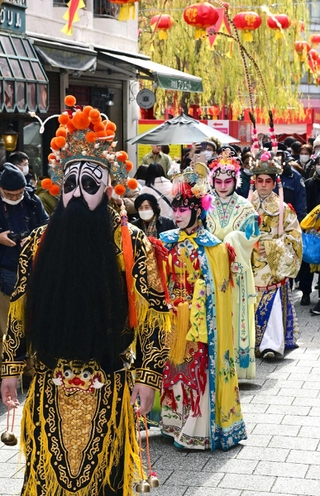 楊貴妃や項羽ら歴史上の武将や姫の装いで街を練り歩いた中国史人游行＝２０２３年１月、神戸市中央区元町通１