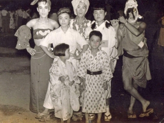きょうだいや近所の人たちと盆踊りに出た石井順子（２列目左）