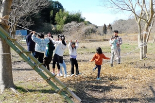 里山の木に渡したロープで遊ぶ子どもたち＝神戸市須磨区