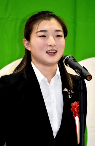 受賞者を代表してあいさつする坂本花織選手＝神戸市役所