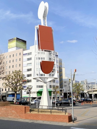 解体されることになった神戸駅前のシンボル「海からの便り」＝神戸市中央区相生町３