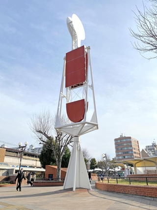 解体されることになった神戸駅前のシンボル「海からの便り」＝中央区相生町３