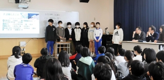 「よりよい灘区」にするためのアイデアを発表する児童たち＝神戸市灘区摩耶海岸通２、灘の浜小学校