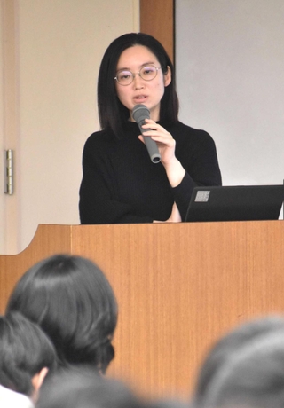 「一人一人顔が違うように、性のあり方も違う」と話す桂木祥子さん＝神戸市東灘区魚崎北町８、灘高校