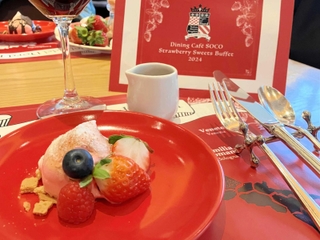 入店時に用意される「いちごティラミスのイタリアンメレンゲ仕立て」。ホットチョコレートをかけて味わう＝神戸ポートピアホテル