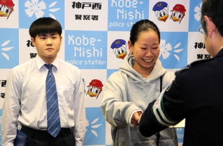 県の善行賞「のじぎく賞」を受ける藤井陽永生さん（左）と藤原友希さん＝神戸西署