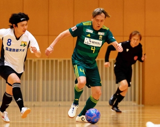 ロービジョンフットサルの日本選手権でプレーする草葉達也さん（（ｃ）Ｈ．Ｗａｎｉｂｅ／ＪＢＦＡ）