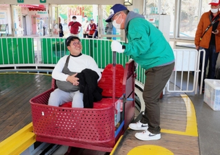 カーレーターがヴィッセル神戸のチームカラーに塗られている＝須磨浦山上遊園