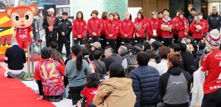 サポーターの前で優勝を報告するＩＮＡＣ神戸の選手ら＝神戸市東灘区向洋町中２