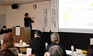 「人生会議」の意義について語る筑波大・木澤義之教授ら＝神戸駅前研修センター