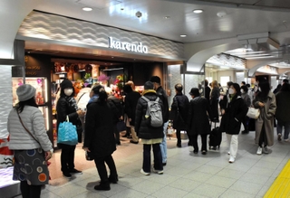 リニューアルに伴い１２店舗が開店し、多くの人でにぎわうさんちか２番街＝神戸市中央区三宮町１