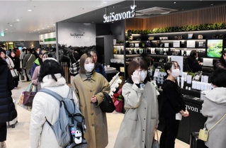 リニューアルに伴い１２店舗が開店し、多くの人でにぎわうさんちか２番街＝神戸市中央区三宮町１