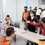 バンダナを使った手当てを学ぶ参加者ら＝神戸市中央区脇浜海岸通１