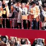 豆をまく掛布雅之さん（右から３人目）ら＝神戸市中央区下山手通１