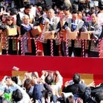豆をまく掛布雅之さん（中央）ら＝神戸市中央区下山手通１