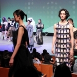目を引くデザインの洋服を身に着けてランウェーを歩くモデル＝神戸市中央区浪花町、神戸朝日ホール
