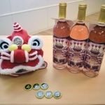 南京町春節祭に向けて開発されたオリジナルワインなどの限定商品＝神戸市役所