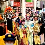 楊貴妃や項羽ら歴史上の武将や姫の装いで街を練り歩いた中国史人游行＝２０２３年１月、神戸市中央区元町通１