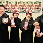 限定商品をＰＲする南京町春節祭実行委員会のメンバーら＝神戸市役所