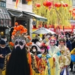 楊貴妃や項羽ら歴史上の武将や姫の装いで街を練り歩いた中国史人游行＝２０２３年１月、神戸市中央区元町通１