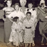 きょうだいや近所の人たちと盆踊りに出た石井順子（２列目左）