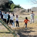 里山の木に渡したロープで遊ぶ子どもたち＝神戸市須磨区
