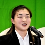 受賞者を代表してあいさつする坂本花織選手＝神戸市役所