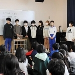 「よりよい灘区」にするためのアイデアを発表する児童たち＝神戸市灘区摩耶海岸通２、灘の浜小学校