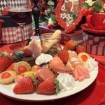 華やかで、目でも楽しめるイチゴのスイーツ＝神戸ポートピアホテル